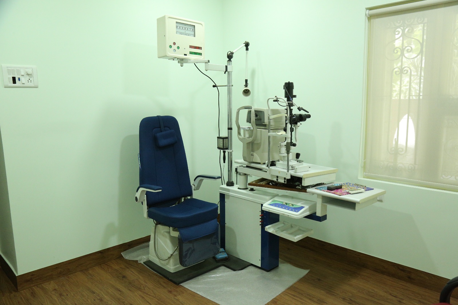 Patient consultation room with doctor explaining procedure